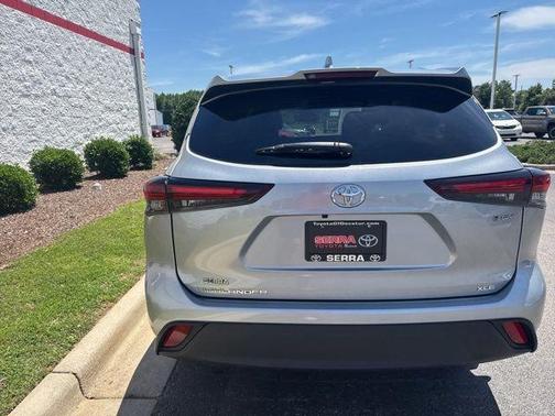 Celestial Silver Metallic 2025 Toyota Highlander Hybrid XLE