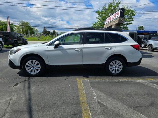 White 2018 Subaru Outback 2.5i Premium