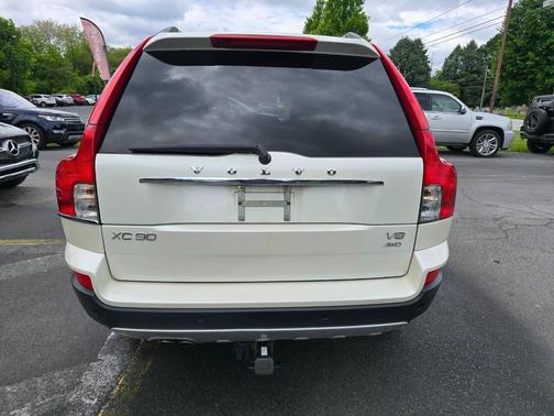 White 2010 Volvo XC90 V8