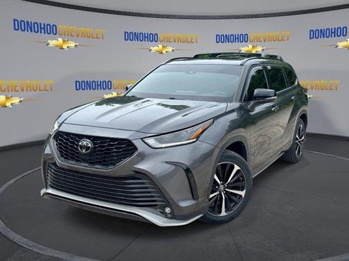 Gray 2022 Toyota Highlander XSE
