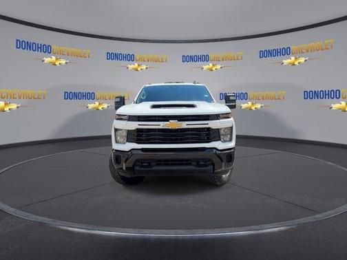 Summit White 2026 Chevrolet Silverado 2500 Custom