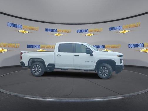 Summit White 2026 Chevrolet Silverado 2500 Custom