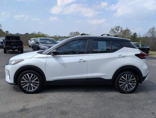 Aspen White / Super Black 2023 Nissan Kicks SV