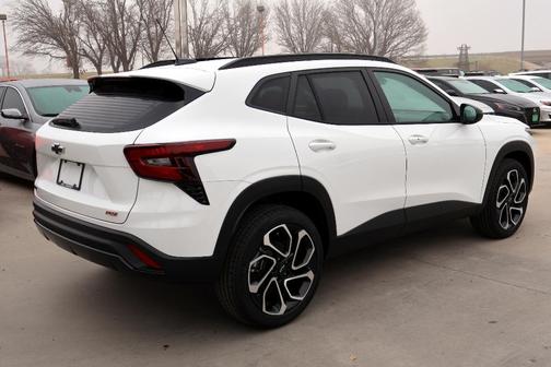 Summit White 2026 Chevrolet Trax 2RS