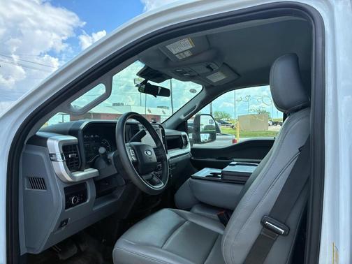 White 2024 Ford F-250 XL