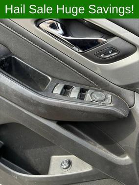 Iridescent Pearl Tricoat 2022 Chevrolet Traverse LT Cloth