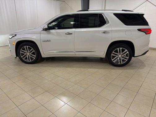 Iridescent Pearl Tricoat 2023 Chevrolet Traverse High Country