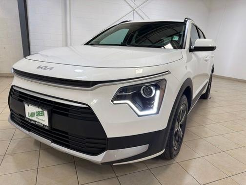Snow White Pearl 2025 Kia Niro LX