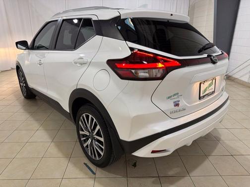 Aspen White Tricoat 2023 Nissan Kicks SV