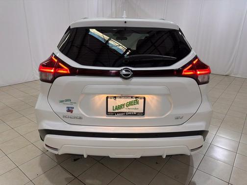 Aspen White Tricoat 2023 Nissan Kicks SV