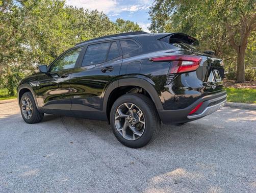 Mosaic Black Metallic 2026 Chevrolet Trax LT