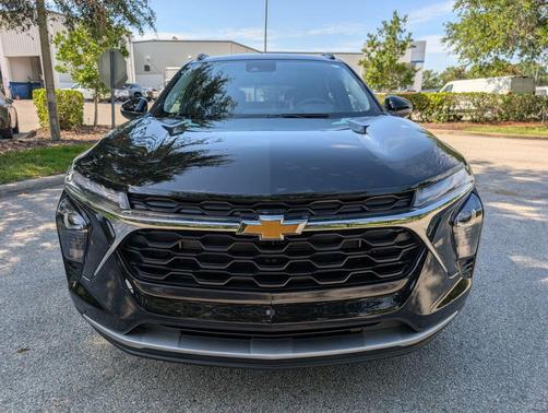 Mosaic Black Metallic 2026 Chevrolet Trax LT