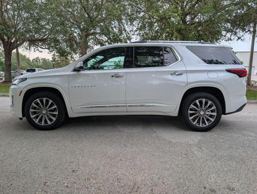 Iridescent Pearl Tricoat 2023 Chevrolet Traverse Premier