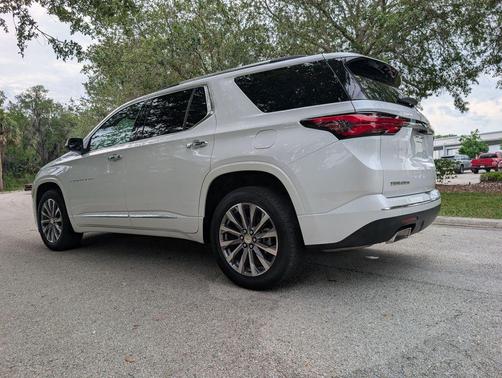 Iridescent Pearl Tricoat 2023 Chevrolet Traverse Premier