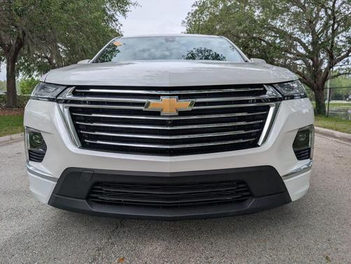 Iridescent Pearl Tricoat 2023 Chevrolet Traverse Premier