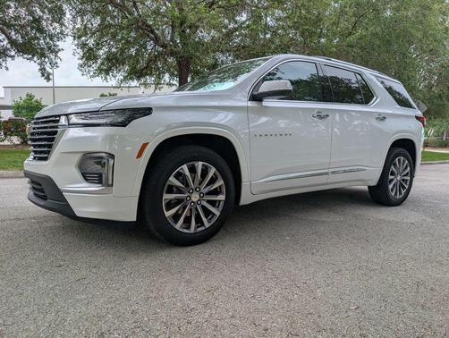 Iridescent Pearl Tricoat 2023 Chevrolet Traverse Premier
