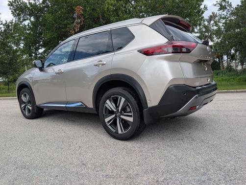 Champagne Silver Metallic 2023 Nissan Rogue SL
