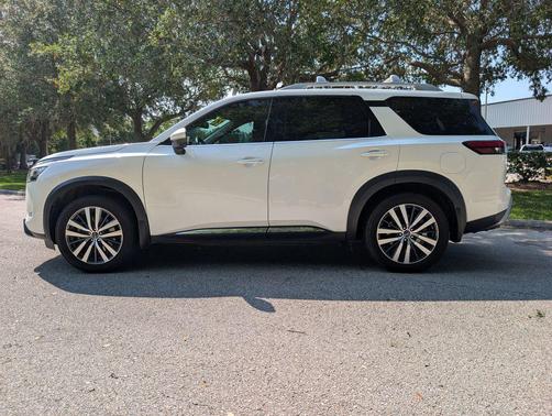Pearl White Tricoat 2022 Nissan Pathfinder Platinum 4WD