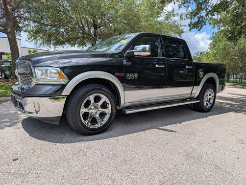 Brilliant Black Crystal Pearlcoat 2016 RAM 1500 Laramie
