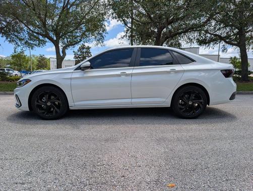 Pure White 2025 Volkswagen Jetta 1.5T SE