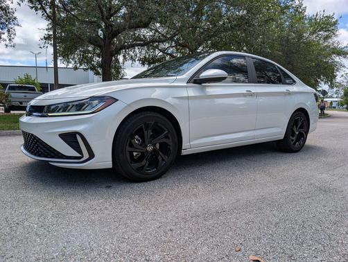 Pure White 2025 Volkswagen Jetta 1.5T SE