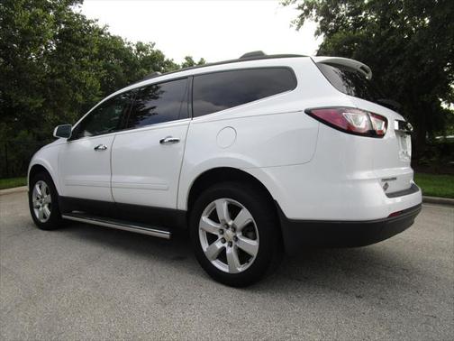 Summit White 2017 Chevrolet Traverse 1LT