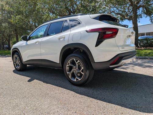 Summit White 2025 Chevrolet Trax LT