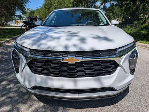 Summit White 2025 Chevrolet Trax LT