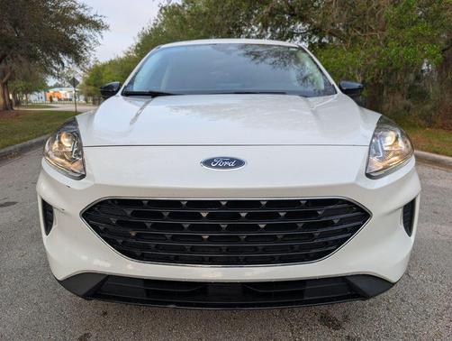 Star White Metallic Tri-Coat 2022 Ford Escape SE