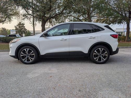 Star White Metallic Tri-Coat 2022 Ford Escape SE