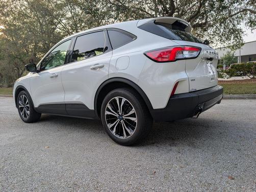 Star White Metallic Tri-Coat 2022 Ford Escape SE