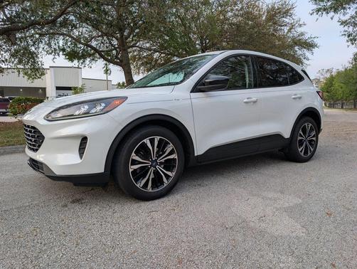 Star White Metallic Tri-Coat 2022 Ford Escape SE