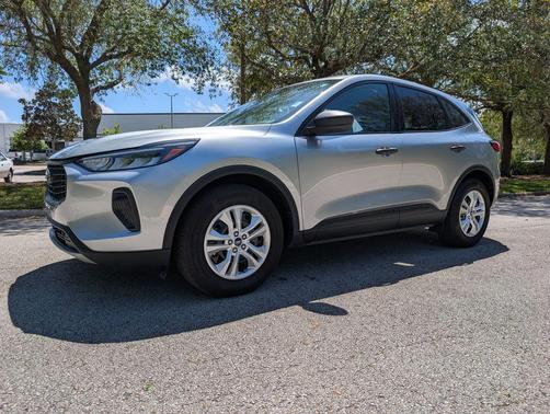 Iconic Silver Metallic 2024 Ford Escape SE