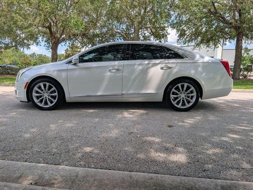 Crystal White Tricoat 2016 Cadillac XTS Luxury