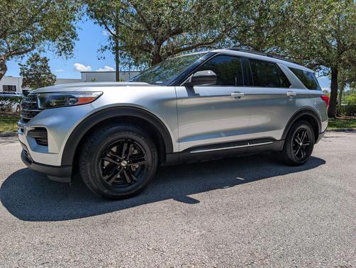 Iconic Silver Metallic 2022 Ford Explorer XLT