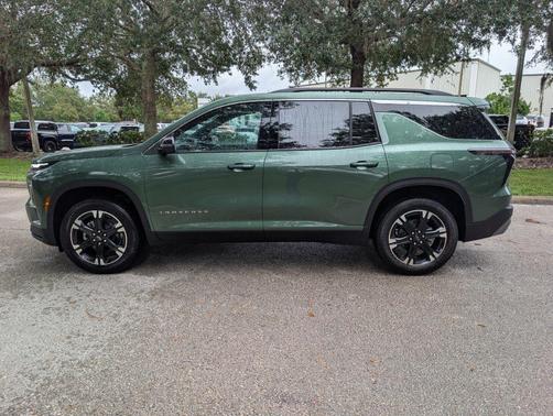 Trillium Green Metallic 2027 Chevrolet Traverse LT