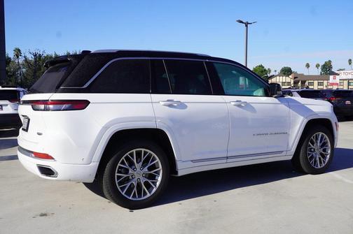2022 Jeep Grand Cherokee Summit