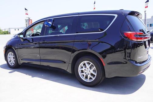 Diamond Black Crystal Pearlcoat 2024 Chrysler Pacifica Touring L