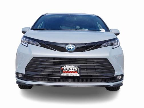 2025 Toyota Sienna Woodland Edition