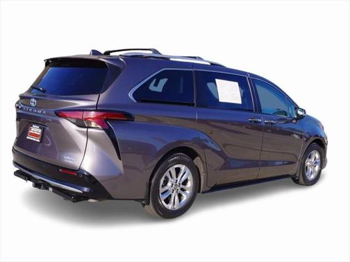 2022 Toyota Sienna Limited 7-Passenger