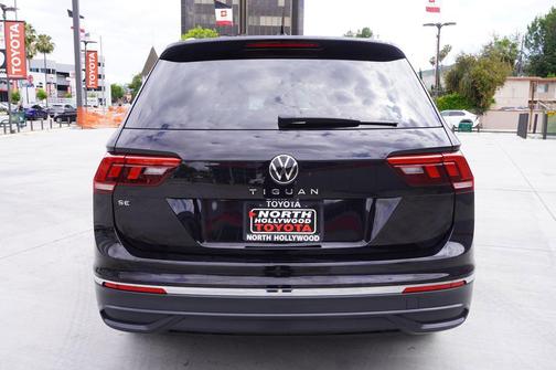 Deep Black Pearl 2022 Volkswagen Tiguan 2.0T SE