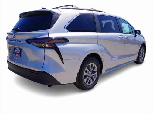 2025 Toyota Sienna LE