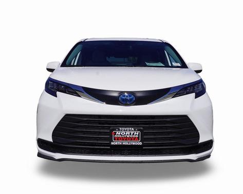 2025 Toyota Sienna LE