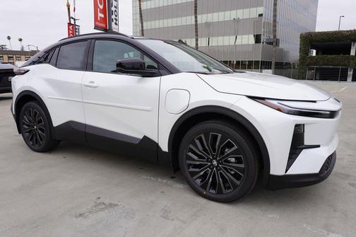 Wind Chill Pearl with Midnight Black Metallic roof [extra_cost_c 2026 Toyota C-HR XSE