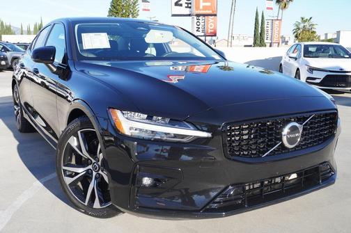 2024 Volvo S60 B5 Core Dark Theme