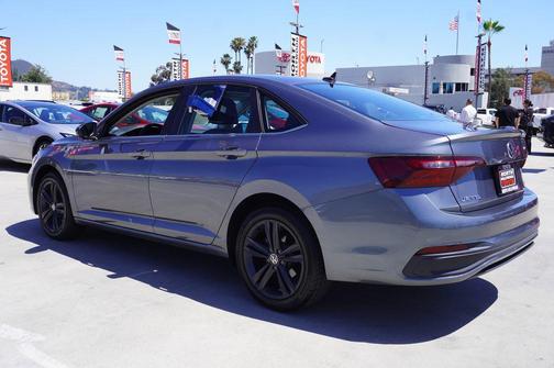 Platinum Gray Metallic 2023 Volkswagen Jetta 1.5T SE