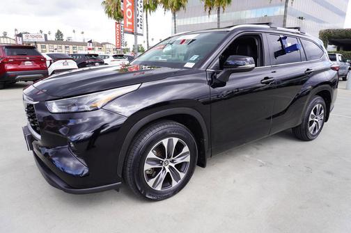 Midnight Black Metallic 2024 Toyota Highlander XLE