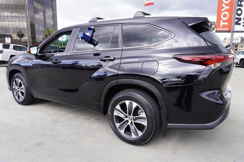 Midnight Black Metallic 2024 Toyota Highlander XLE
