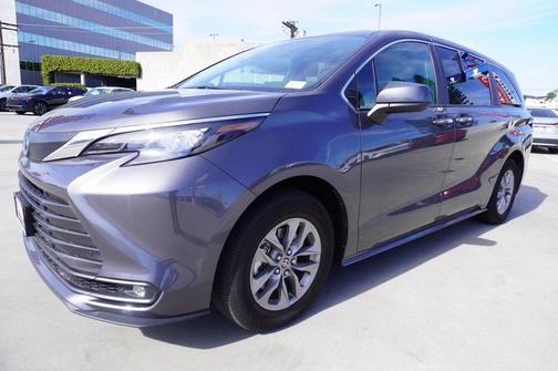 2025 Toyota Sienna XLE