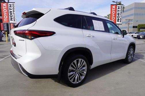 2023 Toyota Highlander Hybrid Platinum